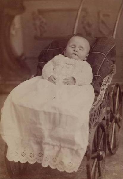 Post_mortem_image_baby_cabinet_card_c.1885_courtesy_Fawn_Weir